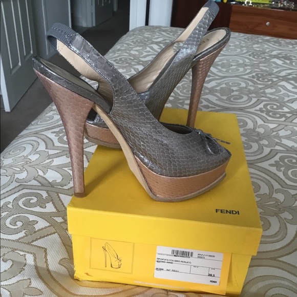 Authentic Fendi Snakeskin 2-tone Peep-toe Sandal. $PRICE DROP⬇️ - Picture 2 of 6